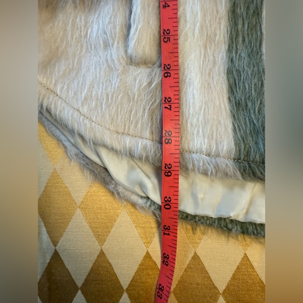 Woman’s oversized fuzzy plaid shirt jacket size Small - Picture 2 of 8